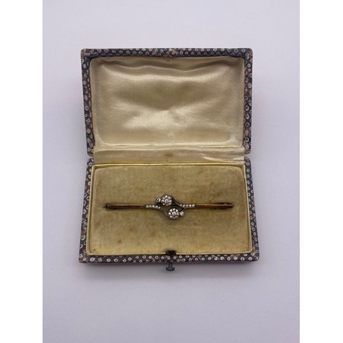 761 - 9CT GOLD AND SILVER DOUBLE DIAMOND CLUSTER BAR BROOCH 3.5G APPROX