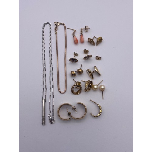 771 - SMALL 9CT ROSE GOLD BRACELET, WHITE GOLD NECK CHAIN WITH BATON PENDANT AND VARIOUS PAIRS OF 9CT EARR... 