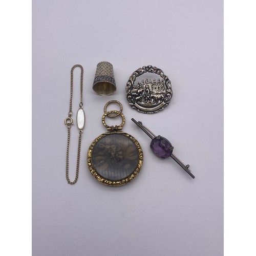 760 - UNMARKED WHITE METAL AMETHYST BAR BROOCH, 830 SILVER BROOCH, 835 GREEK KEY DECORATED THIMBLE AND A V... 