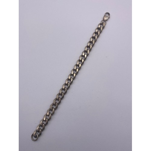 752 - CASED 925 SILVER HEAVY FLAT CURB LINK BRACELET WITH LOBSTER CLAW FASTENER 24CM APPROX