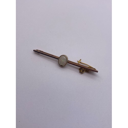 786 - 9CT ROSE GOLD BAR BROOCH WITH OVAL OPAL CABOCHON CENTRE AND SAFETY CHAIN 2.6G APPROX