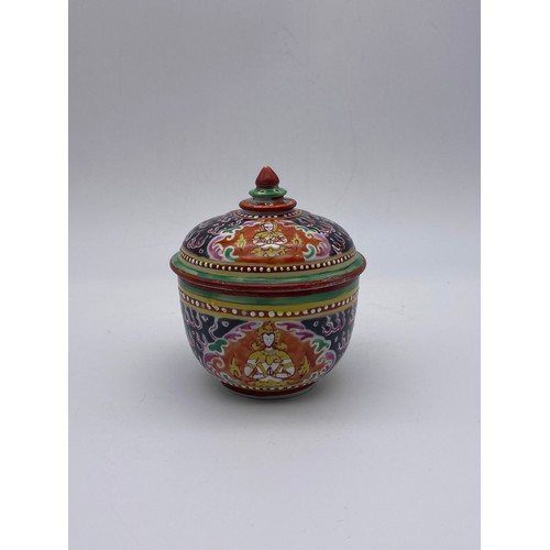 716 - 19TH CENTURY CHINESE EXPORT  FIVE COLOUR BENCHANRONG BOWL AND COVER DECORATED IN  THAI STYLE.