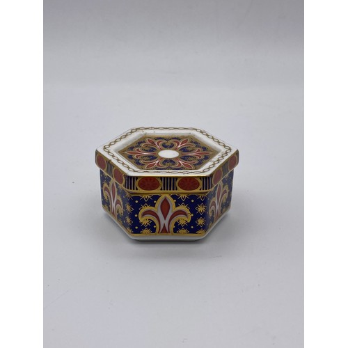 711 - ROYAL CROWN DERBY 1128 IMARI PATTERN PLATE AND HEXAGONAL TRINKET BOX