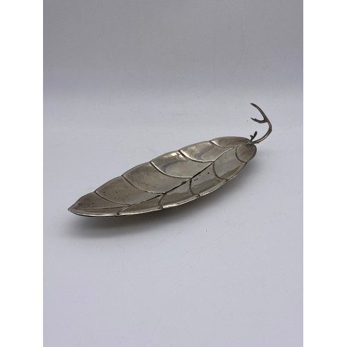 667 - 900 WHITE METAL LEAF DISH