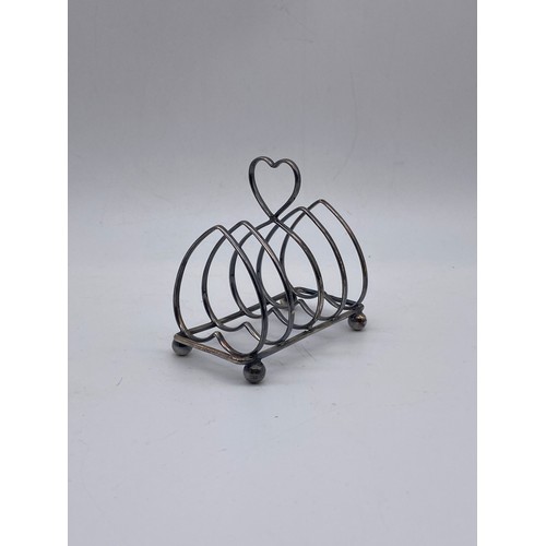 666 - SHEFFIELD SILVER FOUR DIVISION HEART TOAST RACK