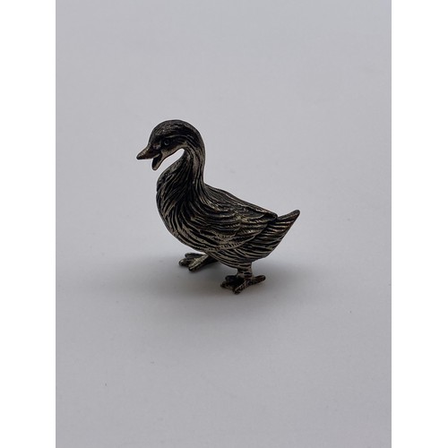 673 - 800 WHITE METAL NOVELTY CAST DUCK