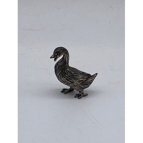 673 - 800 WHITE METAL NOVELTY CAST DUCK