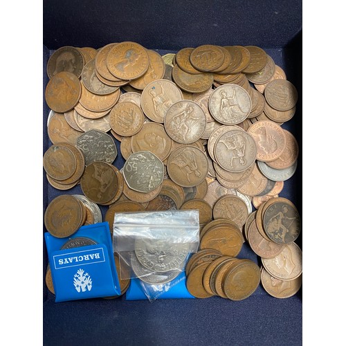 690 - JUBILEE AND COMMEMORATIVE COINS, 50 PENCE PIECES, PRE DECIMAL COINS AND PENNIES