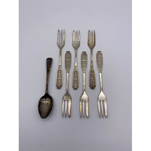 656 - 830 WHITE METAL FILIGREE CAKE FORKS AND A SILVER TEASPOON