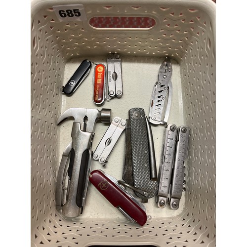 685 - SELECTION OF SWISS STYLE MULTI PURPOSE PEN KNIVES AND TOOLS