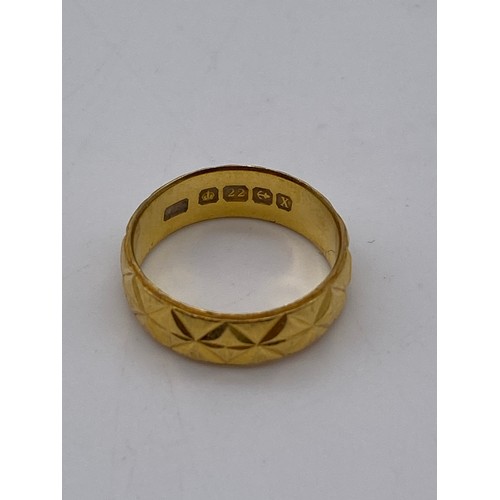 767 - 22CT GOLD BLAZE CUT WEDDING BAND 6.2G APPROX