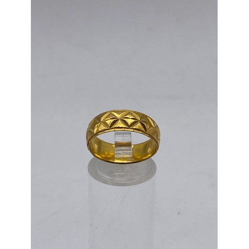 767 - 22CT GOLD BLAZE CUT WEDDING BAND 6.2G APPROX