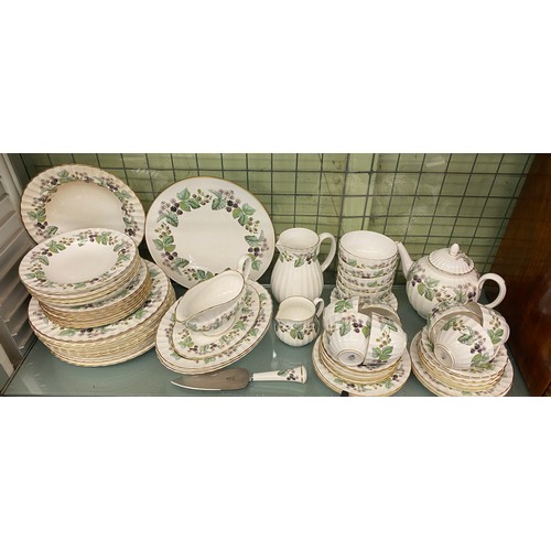 442 - EXTENSIVE ROYAL WORCESTER BONE CHINA LAVINIA TABLE SERVICE