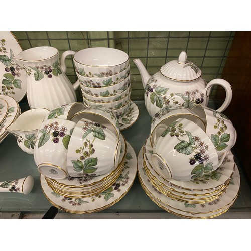 442 - EXTENSIVE ROYAL WORCESTER BONE CHINA LAVINIA TABLE SERVICE