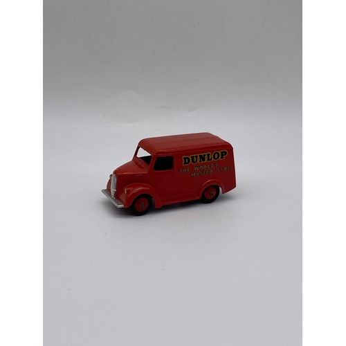 551 - DIE CAST DINKY TOYS - TROJAN 15 CWT VAN DUNLOP 451 31B