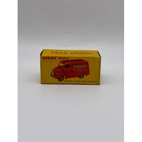 551 - DIE CAST DINKY TOYS - TROJAN 15 CWT VAN DUNLOP 451 31B