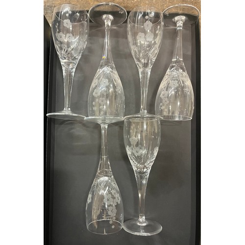 521 - BOXED SET OF ROYAL DOULTON HAND CUT CRYSTAL DRINKING GLASSES