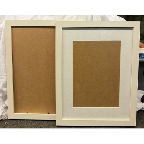 467 - BOX - VARIOUS PHOTO FRAMES