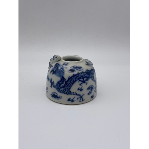 690 - CHINESE BLUE AND WHITE WATER POT WITH LIZARD DECORATION