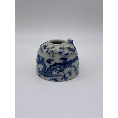 690 - CHINESE BLUE AND WHITE WATER POT WITH LIZARD DECORATION