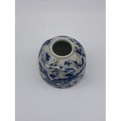 690 - CHINESE BLUE AND WHITE WATER POT WITH LIZARD DECORATION