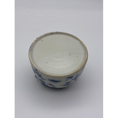 690 - CHINESE BLUE AND WHITE WATER POT WITH LIZARD DECORATION