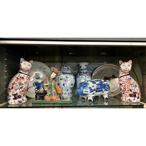 304 - SHELF OF 20TH CENTURY ORIENTAL CERAMICS INCLUDING PAIR OF IMARI PATTERN SEATED CATS, TEMPLE JAR AND ... 