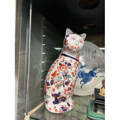 304 - SHELF OF 20TH CENTURY ORIENTAL CERAMICS INCLUDING PAIR OF IMARI PATTERN SEATED CATS, TEMPLE JAR AND ... 