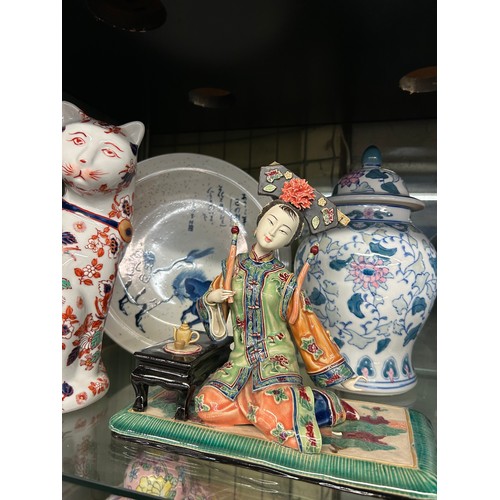 304 - SHELF OF 20TH CENTURY ORIENTAL CERAMICS INCLUDING PAIR OF IMARI PATTERN SEATED CATS, TEMPLE JAR AND ... 