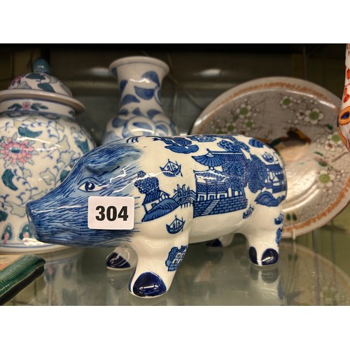 304 - SHELF OF 20TH CENTURY ORIENTAL CERAMICS INCLUDING PAIR OF IMARI PATTERN SEATED CATS, TEMPLE JAR AND ... 