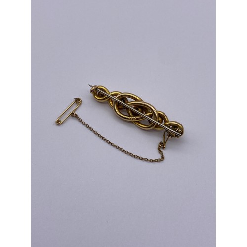 432 - 15CT ENTWINED BALL BAR BROOCH WITH SAFETY CHAIN 5.6G APPROX