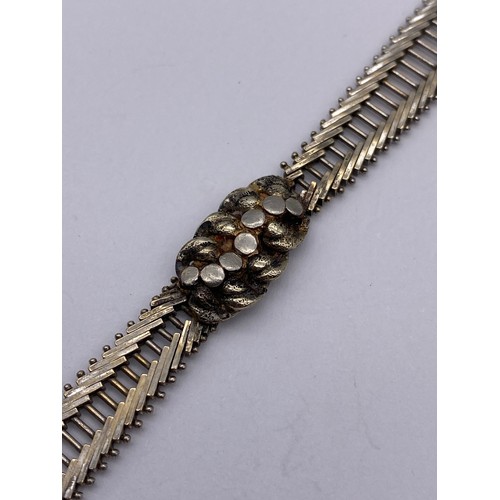 393 - STAMPED 750 WHITE GOLD HERRINGBONE BRACELET WITH SAFETY CLASP 23G APPROX