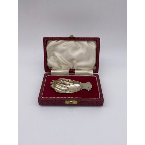 391 - SHEFFIELD SILVER TEA CADDY SPOON IN THR FORM OF A HAND IN PRESENTATION BOX