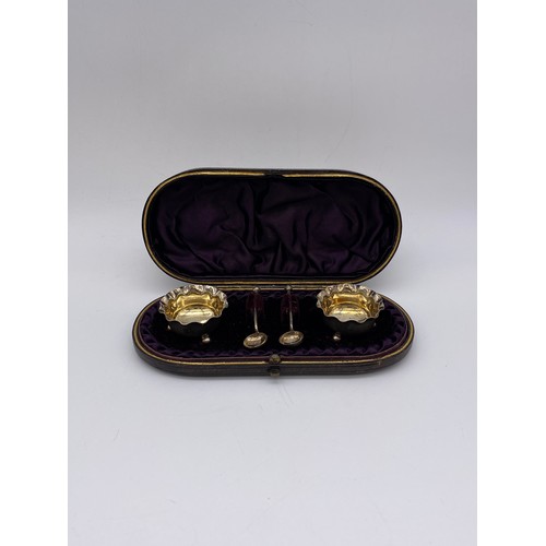 390 - VICTORIAN CASED PAIR OF BIRMINGHAM SILVER PARCEL GILT TABLE SALTS WITH SPOONS 1890 0.9OZT