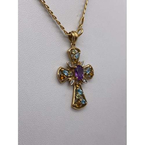 402 - 9CT GOLD AMETHYST, CITRINE AND AQUA STONE SET CROSS ON FLAT CURB LINK CHAIN 45CM 4.5G OVERALL APPROX