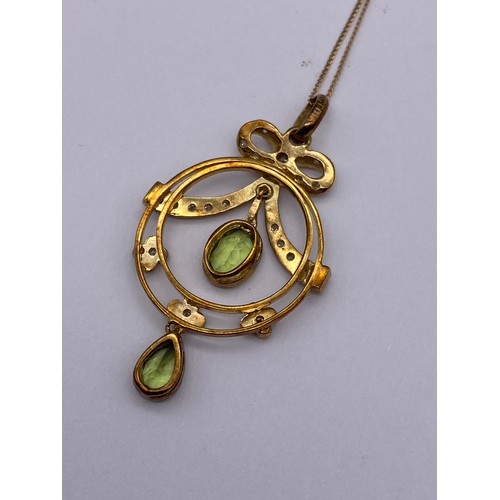 425 - EDWARDIAN CIRCULAR DISC PERIDOT AND DIAMOND BOW PENDANT ON FINE TRACE CHAIN 4.1G APPROX