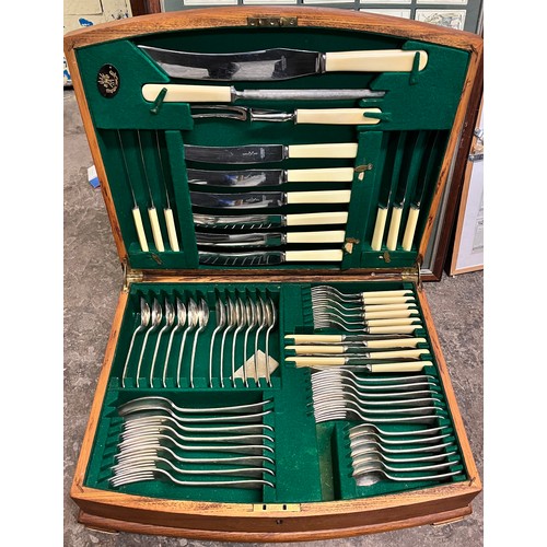 660 - OAK CASED CANTEEN OF CUTLERY INC CARVING SET