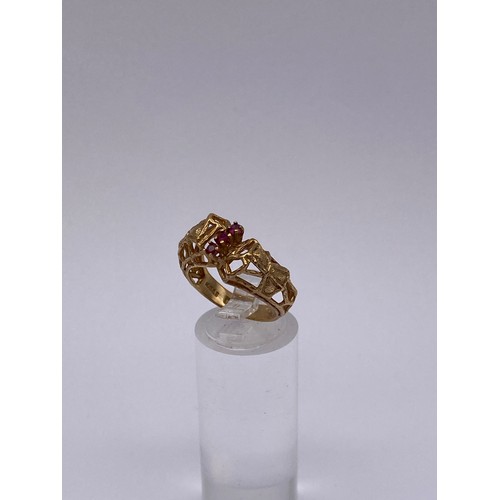 416 - 9CT GOLD OPEN WORK THREE STONE GARNET RING SIZE M/N 3.8G APPROX