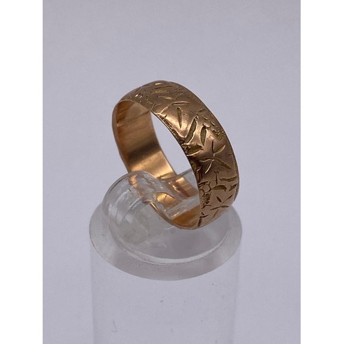 404 - 9CT ROSE GOLD ENGRAVED WEDDING BAND SIZE L 2.7G APPROX