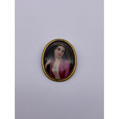 369 - OVAL PORCELAIN PORTRAIT BROOCH IN UNMARKED YELLOW METAL MOUNT WITH SAFETY CHAIN