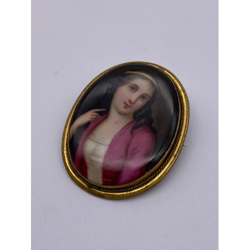 369 - OVAL PORCELAIN PORTRAIT BROOCH IN UNMARKED YELLOW METAL MOUNT WITH SAFETY CHAIN