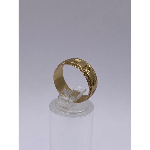 366 - 9CT GOLD WEDDING BAND WITH ENGRAVED DECORATION SIZE M/N 2.7G APPROX