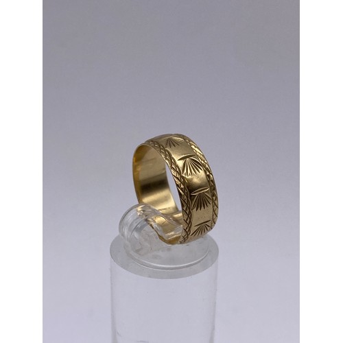 366 - 9CT GOLD WEDDING BAND WITH ENGRAVED DECORATION SIZE M/N 2.7G APPROX