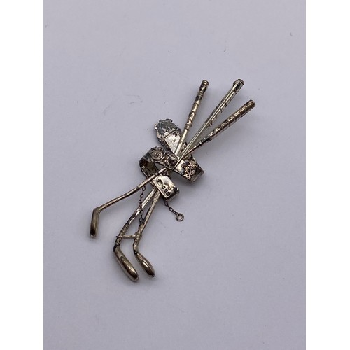 734 - LONDON SILVER JAGUAR TROPHY GOLF CLUB BAR BROOCH