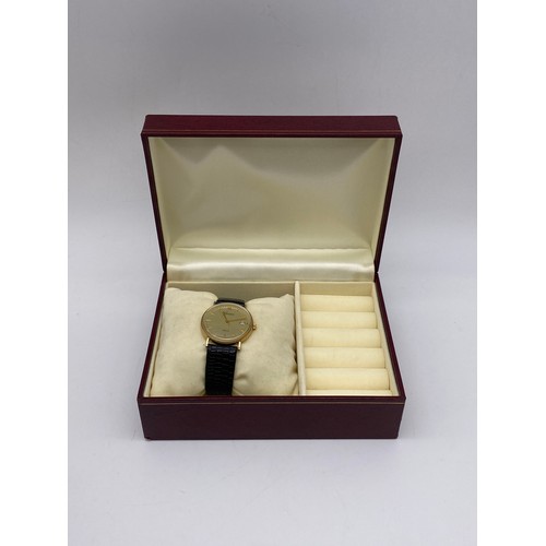 736 - BOXED GENEVE 9CT GOLD CIRCULAR WRISTWATCH ON LEATHER STRAP