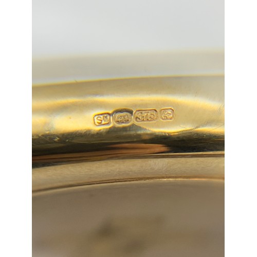 736 - BOXED GENEVE 9CT GOLD CIRCULAR WRISTWATCH ON LEATHER STRAP