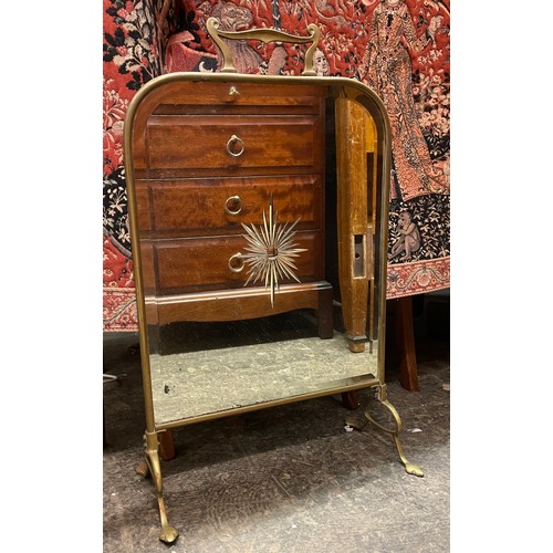 54 - EDWARDIAN BRASS AND MIRRORED FIRE SCREEN