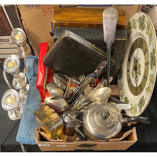 419 - CARTON OF MIXED FLATWARE, WRAP OF CUTLERY, CASED TEASPOONS, AND A ROYAL WORCESTER HOP WALL PLATE CLO... 