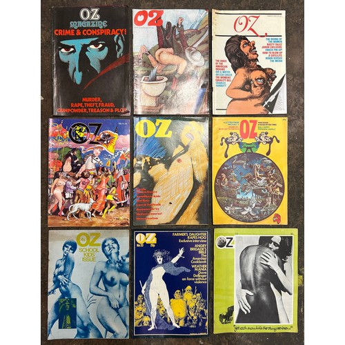 550 - INTERESTING COLLECTION OF 32 LATE 1960S FLOWER POWER 'OZ' MAGAZINES AND POSTERS