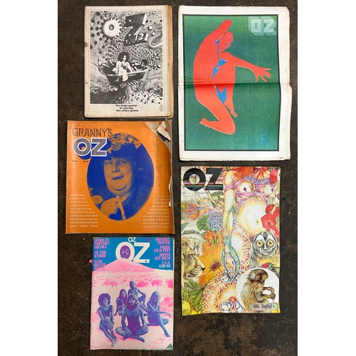 550 - INTERESTING COLLECTION OF 32 LATE 1960S FLOWER POWER 'OZ' MAGAZINES AND POSTERS